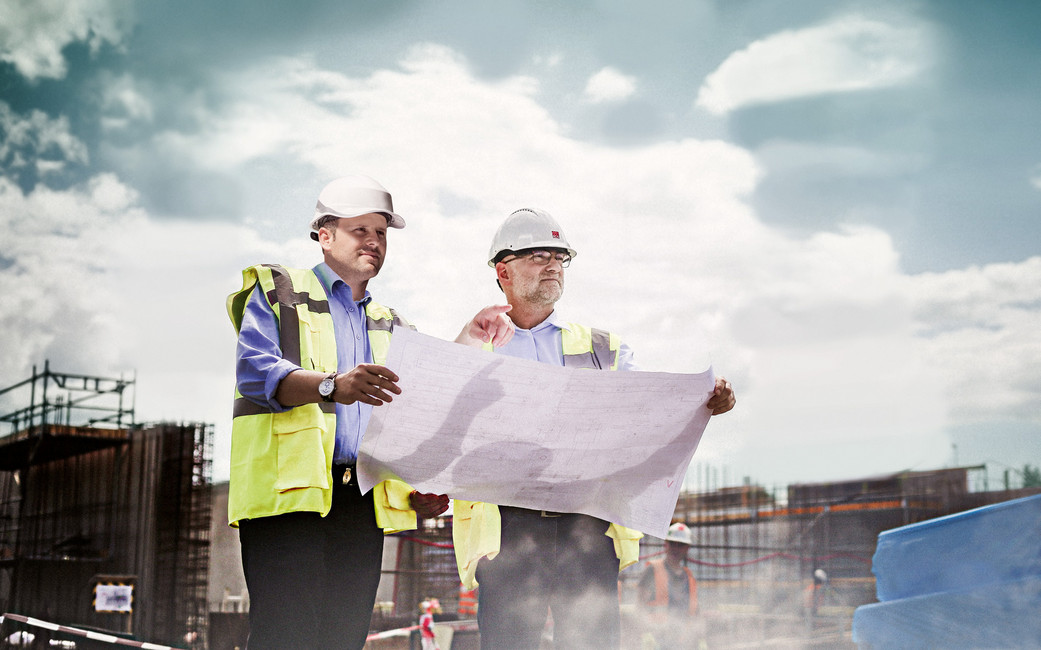 Ingenieure-Sicherheitsausrüstung-Schutzhelme-gelbe-Sicherheitswesen-Bauplan-Baustelle-Baugerüste