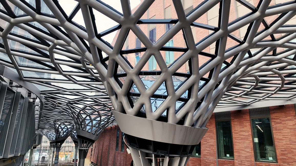 Westfield Hamburg-Überseequartier Glasdach mit 34 Säulen