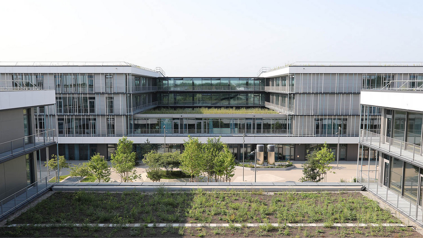 Schule-münchen-regenwassermanagement-aco-gründach