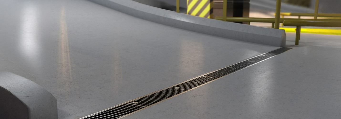 ACO Parkhausrinne aus Edelstahl vor der Rampe einer Tiefgarageneinfahrt Detailansicht