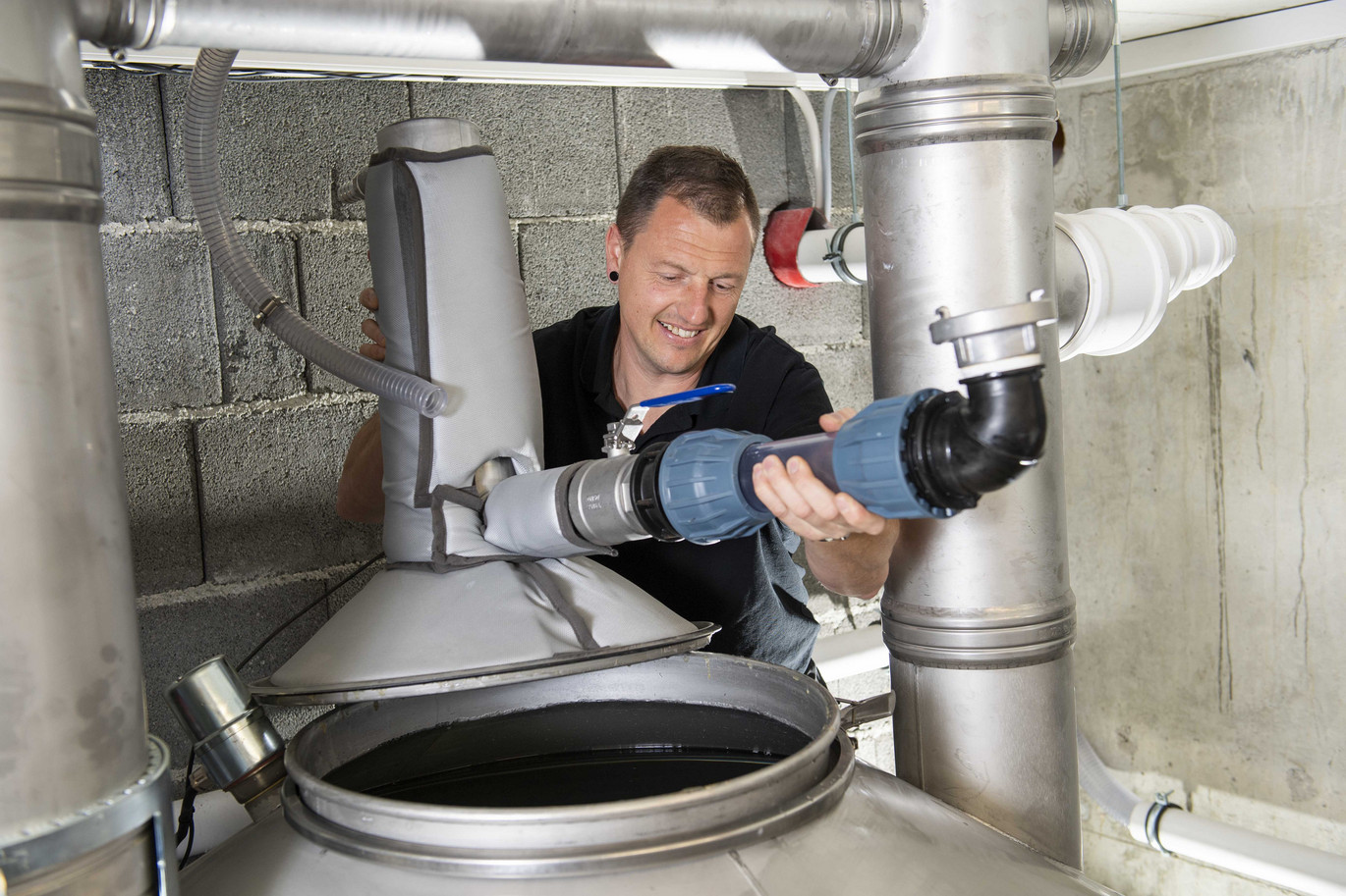 Techniker-Rohr-Tank-technische-Einrichtung-Leitungen