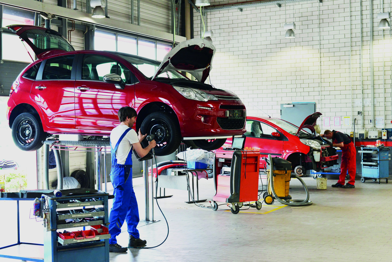 Reifenwechsel in einer KFZ Werkstatt // Tire change by mechanic