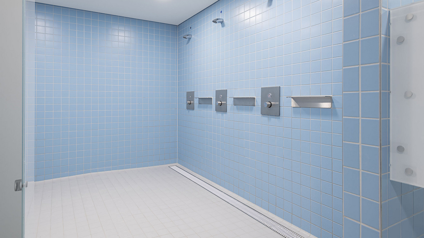 Gemeinschaftsdusche-Hygiene-Kastenrinnen-aco