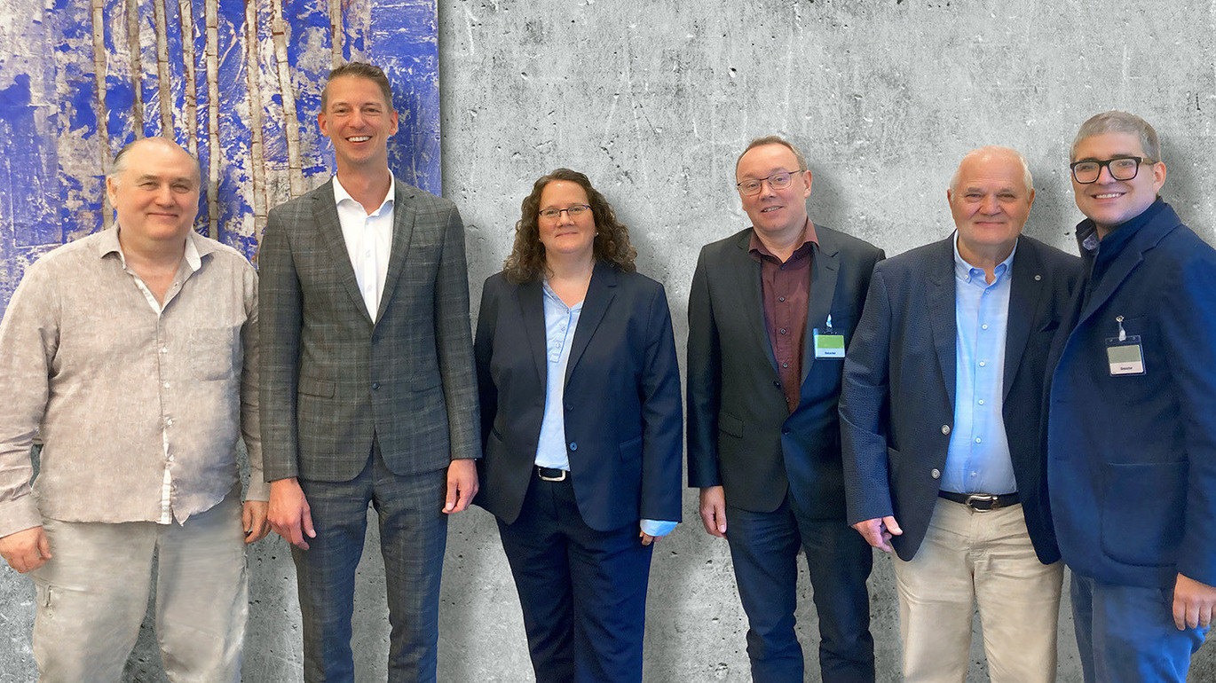 v.l.n.r: Walter Lübeck (elastoform), Jan Radzey (ACO Haustechnik), Stefani Abraham (elastoform), Bernd Abraham (elastoform), Manfred Fricke (elastoform) , Wilco Früh (M&A für ACO)