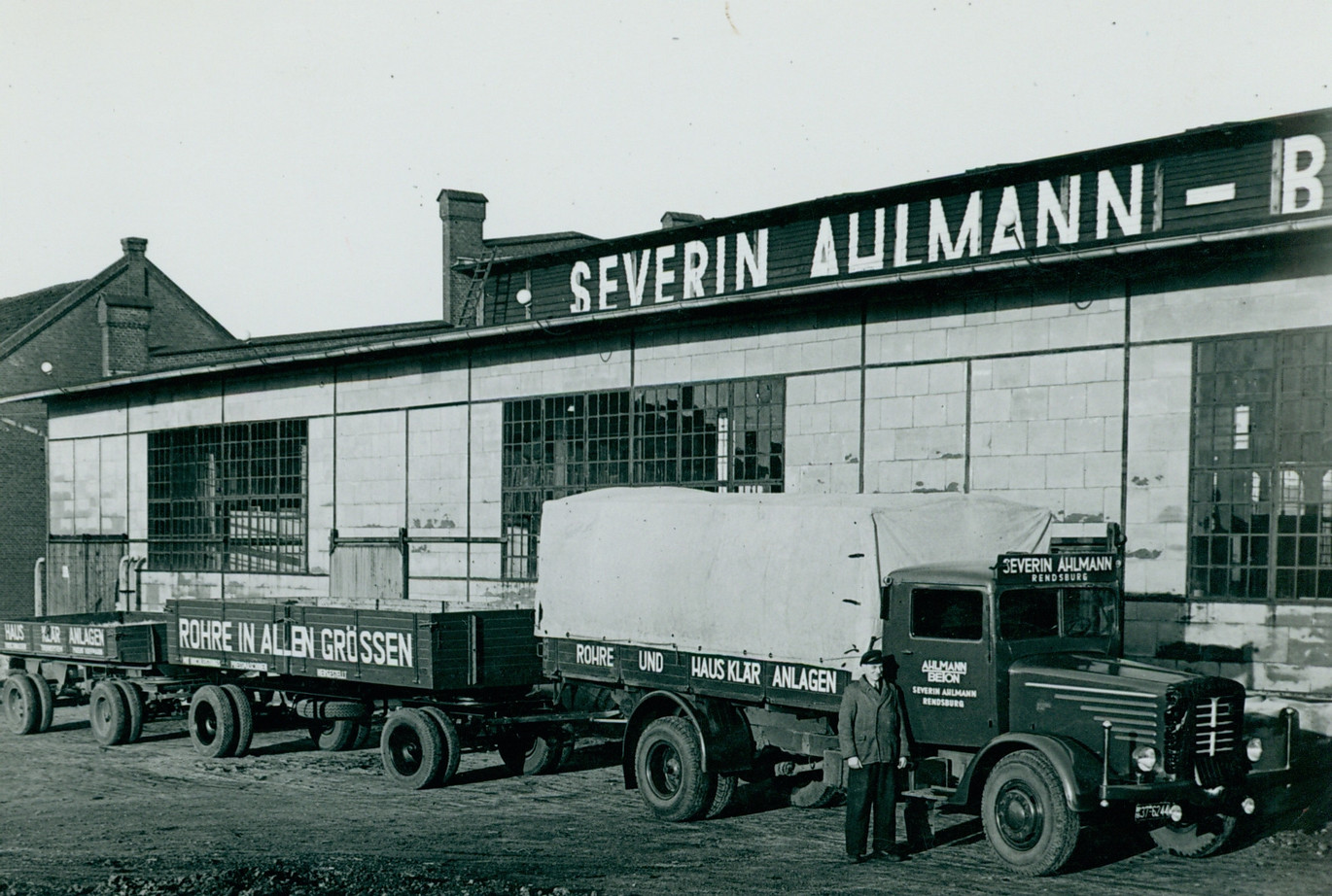 Laster Vor Werksgelände 1950