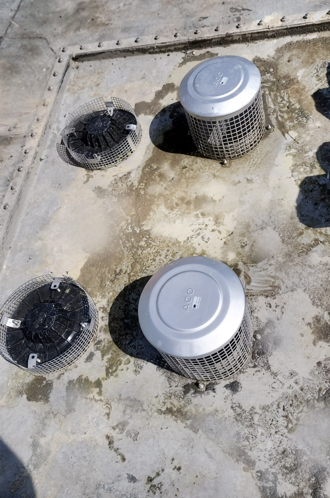 Die Regelentwässerung wurde als Unterdrucksystem mit ACO Jet-Flachdachabläufen konzipiert, während die Notentwässerung als Freispiegelentwässerung ausgeführt ist.