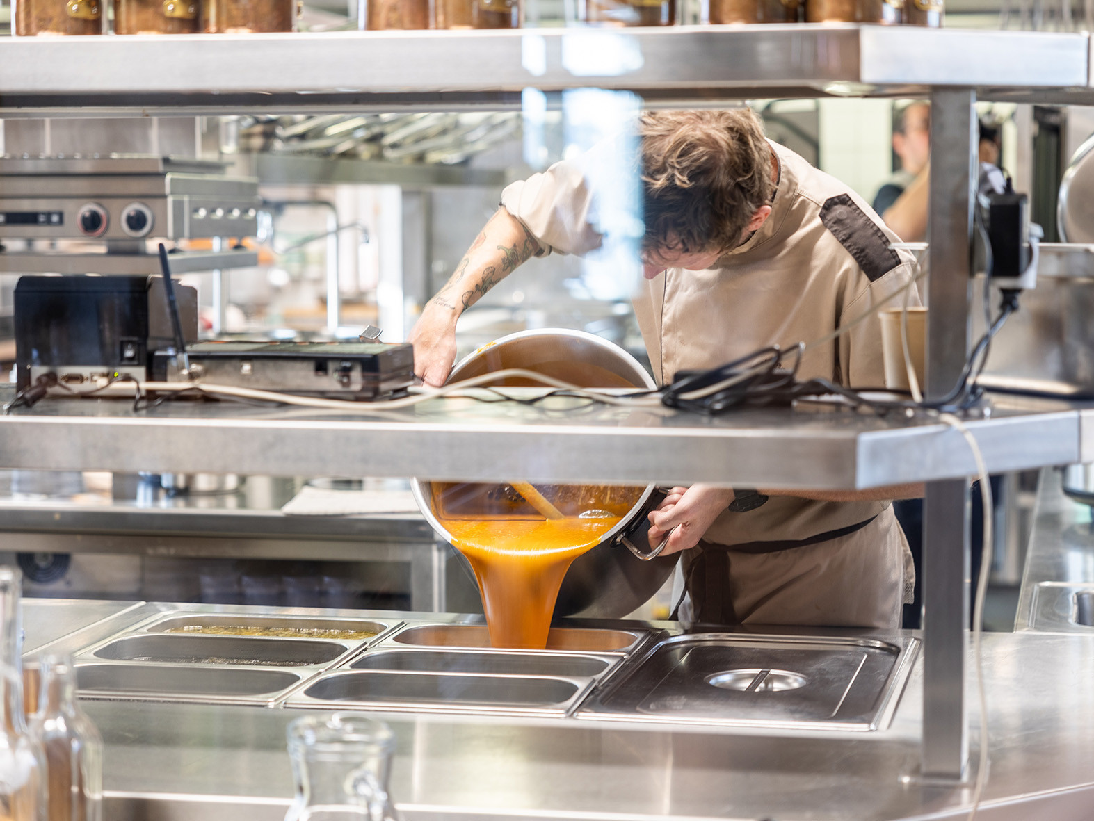 Küche-Gastronomie-Kochtopf-Abwasser