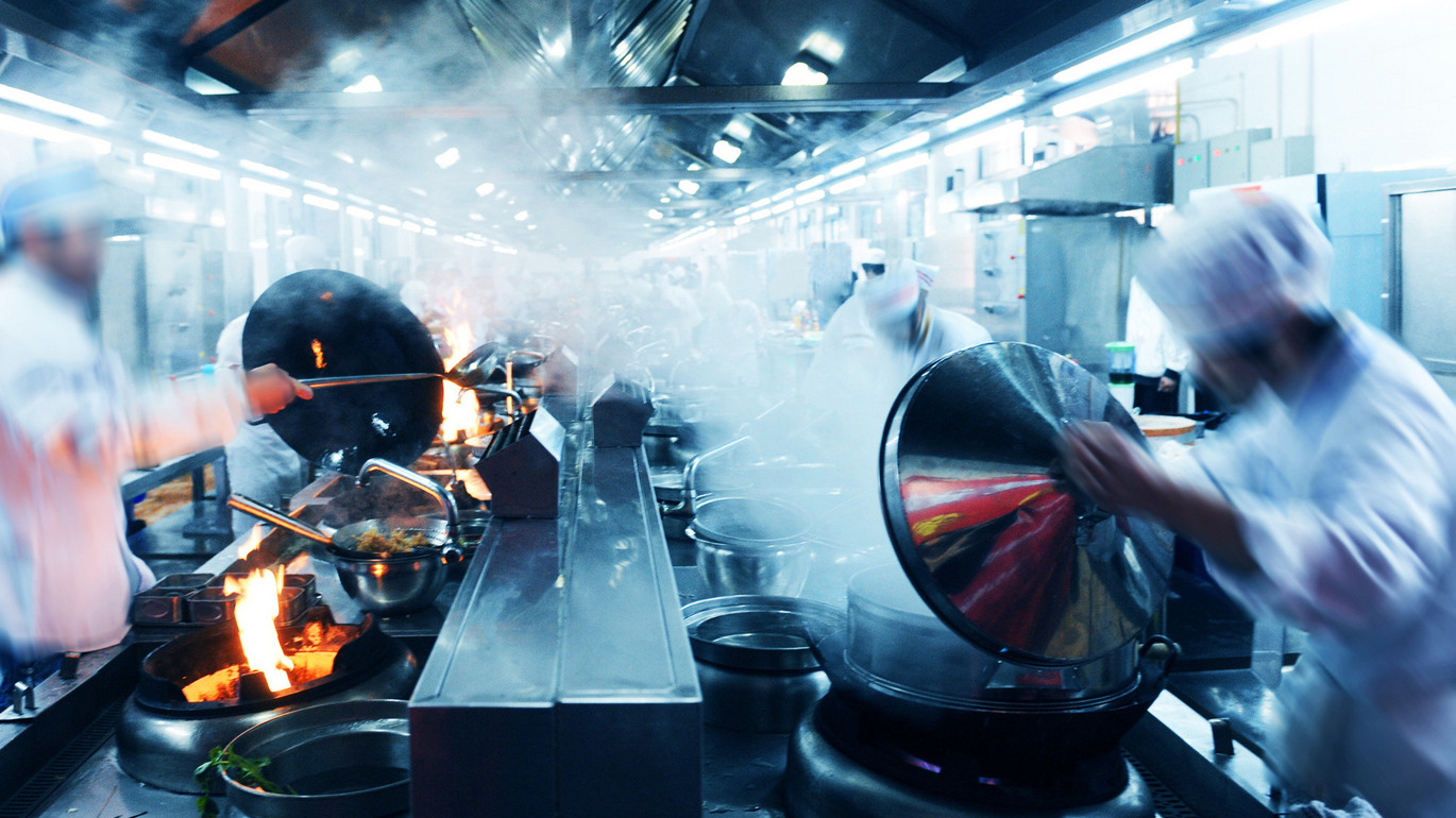 geschäftige Großküche-Dampf-Köche-Bewegung-Woks-Flammen