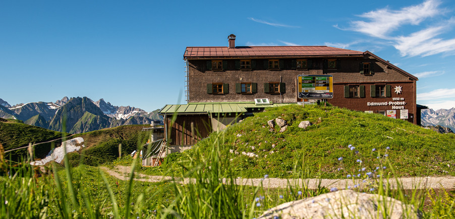 In 1.932 m Höhe: Das Edmund-Probst-Haus am Fuße des Nebelhorns