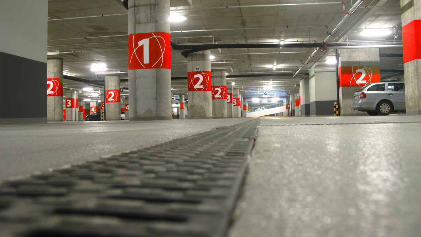 Entwässerungsrinne-Parkhaus-Autos