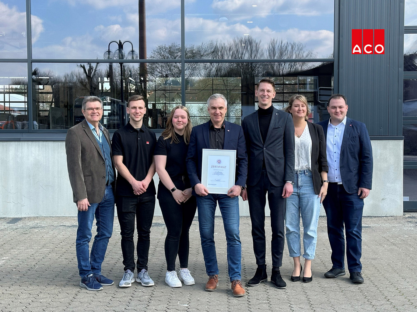Foto v.l.n.r.: Waldemar Dombrowski (Geschäftsführer Agentur f. Arbeit Bad Hersfeld - Fulda), Marius Ruppel (Auszubildender), Aileen Bachmann (Auszubildende), Mike Lindemann (Ausbildungsleiter ACO HT), Jan Radzey (Geschäftsführer ACO HT), Eva De Maertelaere (Arbeitgeberservice Agentur f. Arbeit) sowie Sandro Adam (Personalleiter ACO HT)