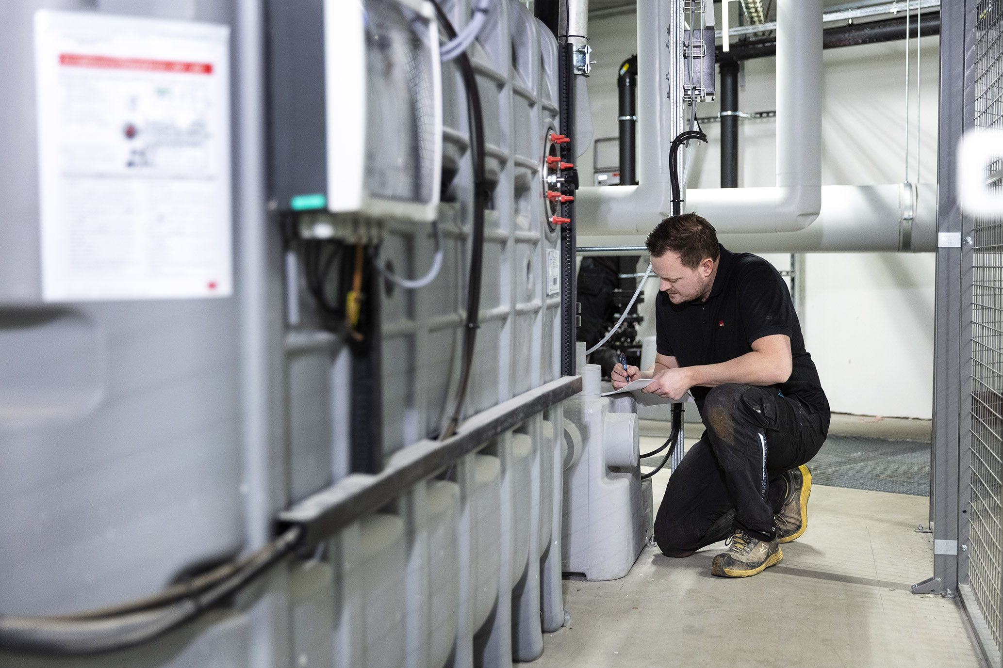 ACO-Fettabscheider-Freiaufstellung-Techniker