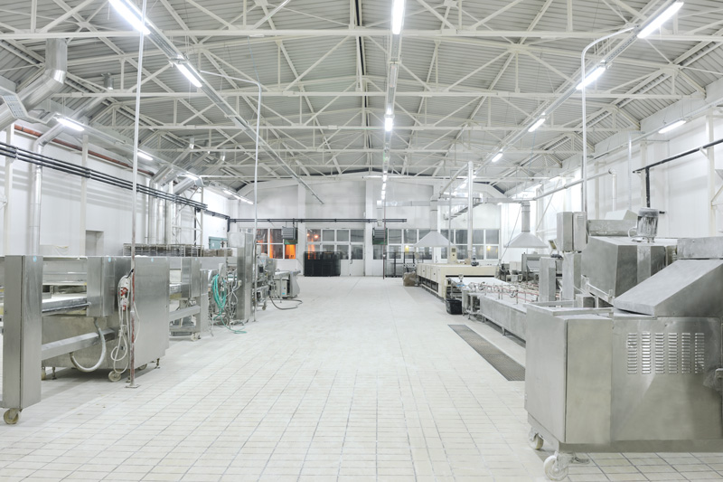 Produktion in einer Großbäckerrei Produktion, Halle, Bäckerrei