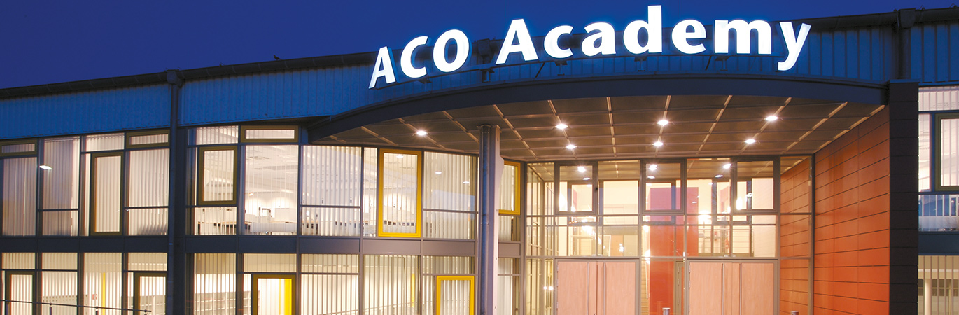 Aco-academy-buedelsdorf-nachtansicht