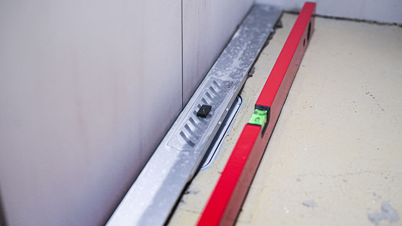 Ausrichthilfe des Duschrinnenprofils ShowerDrain S+